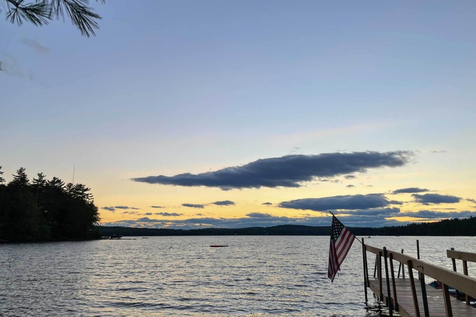 'the Birches' Raymond Getaway w/ Beach & Boat Dock