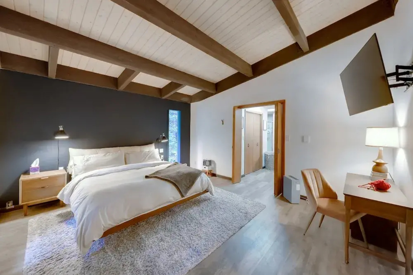 Mid-century Cabin: Creekside, Easy Access to I-70