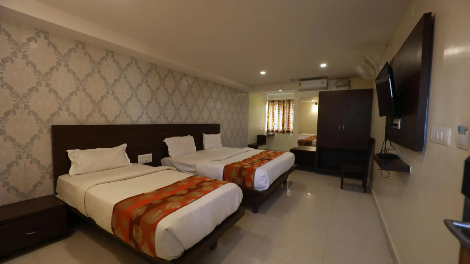 OYO 11414 Hotel Silver Suites