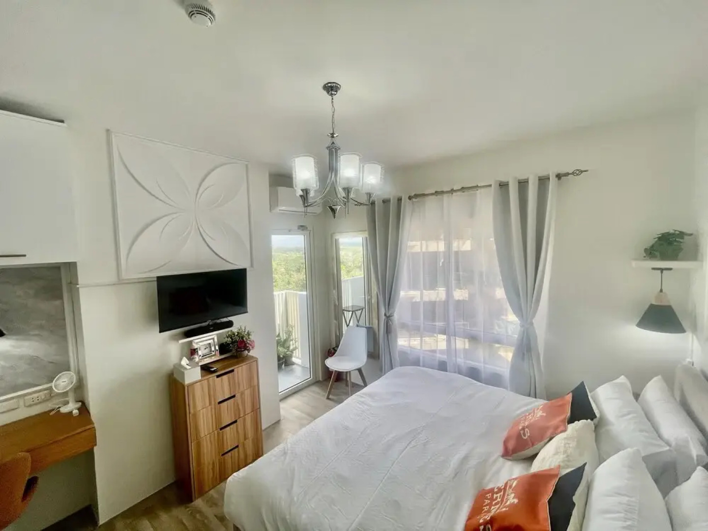 Mesavirre Bacolod | Elegantly Furnished 1BDM w/Balcony @ LOPEZ LUX.