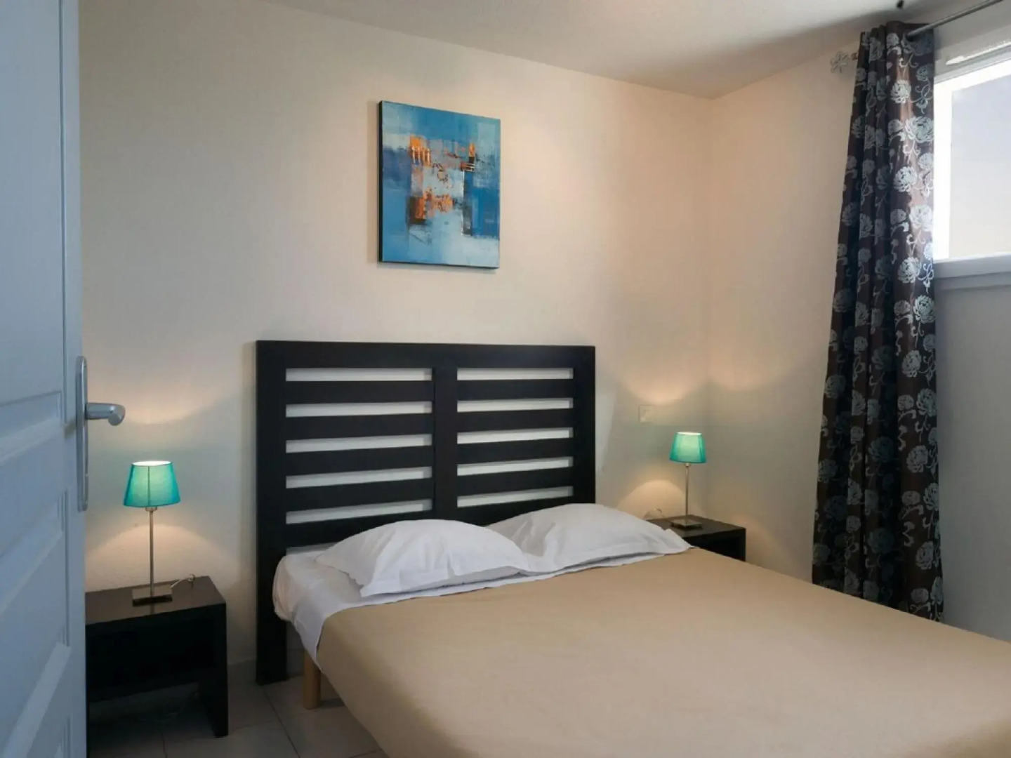 Semi-detached Home in Mediterranean Style, With Nice AC