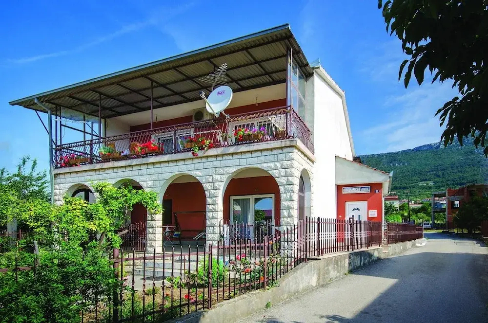 Amazing Home in Kastel Stari With Wifi and 2 Bedrooms