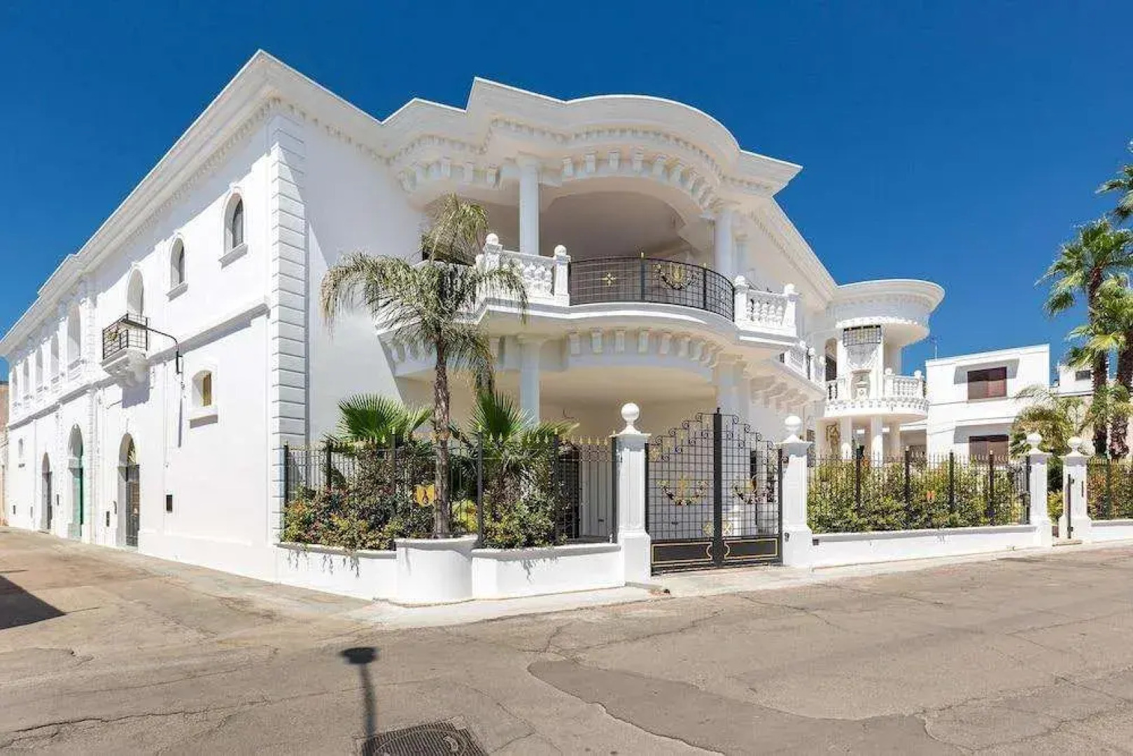 2446 Palazzo Montagna - Mono by Barbarhouse