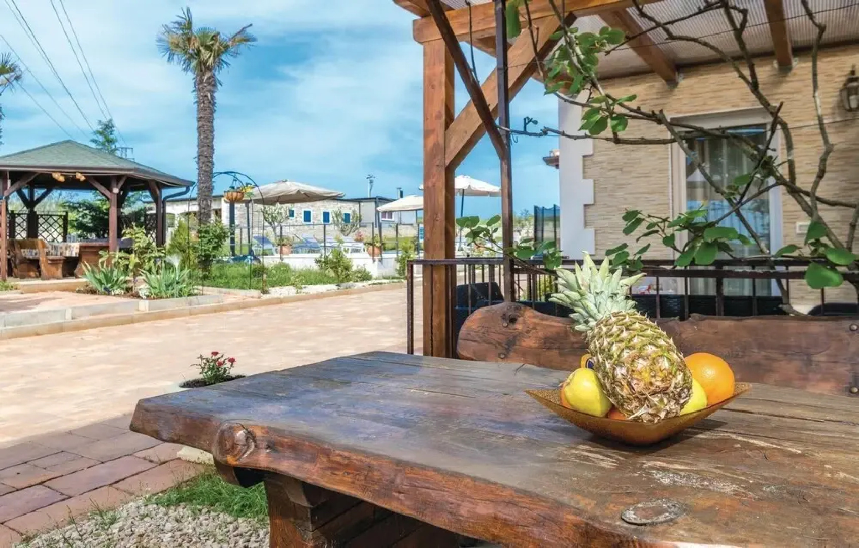 Stunning Home in Novigrad With Wifi and 4 Bedrooms