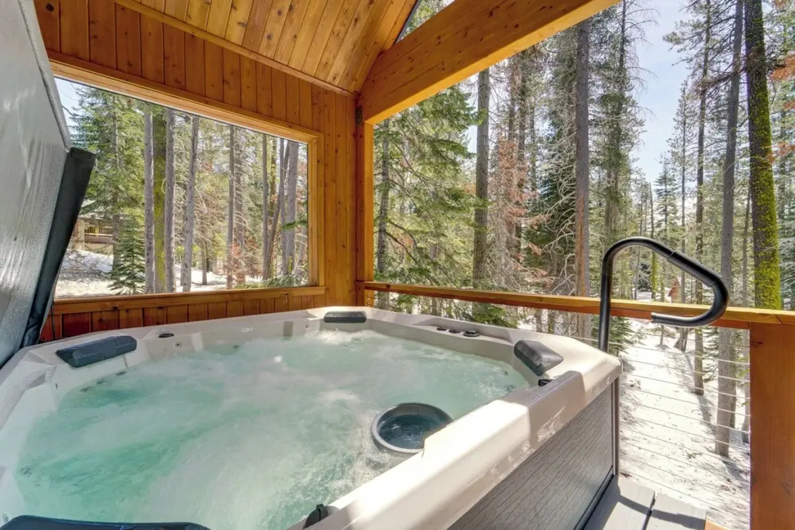 Luxe Soda Springs Cabin: Hot Tub, Forest-view Deck