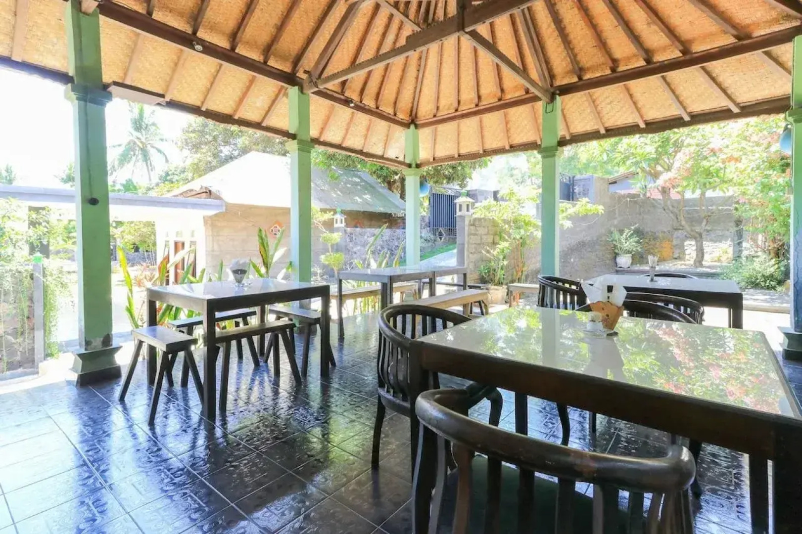 Hotel Tara Bar & Resto Air Sanih by ZUZU