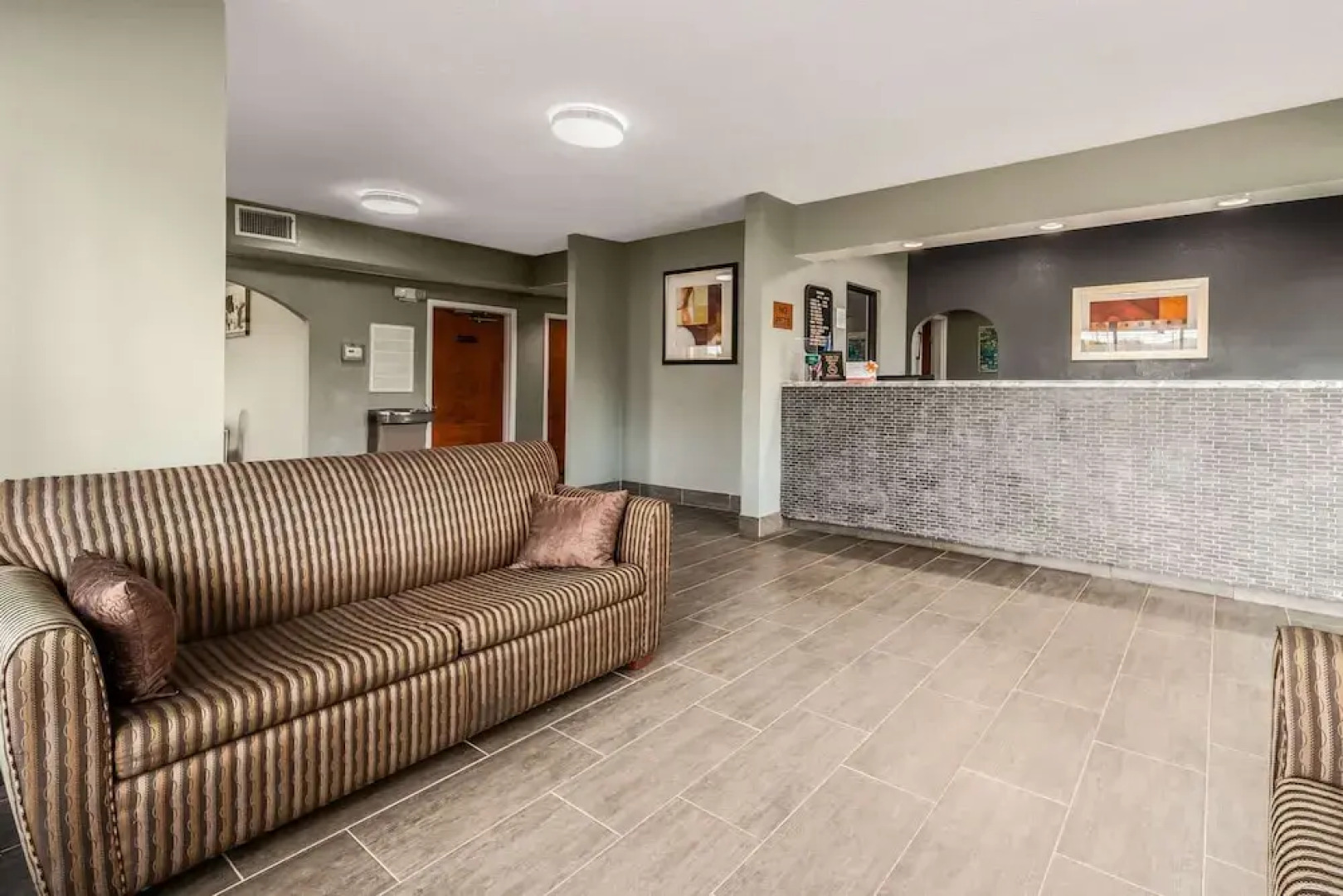 Econo Lodge Inn & Suites