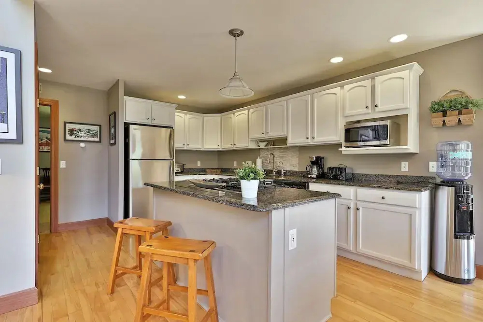 Cortina Mountain Chalet - Outdoor Hot Tub - Close To Pico And Killington Mountains 3 Bedroom Home