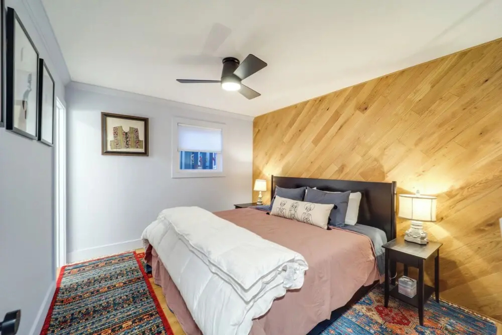 Steps to Dtwn & Fabulous Restaurants: Chic Condo