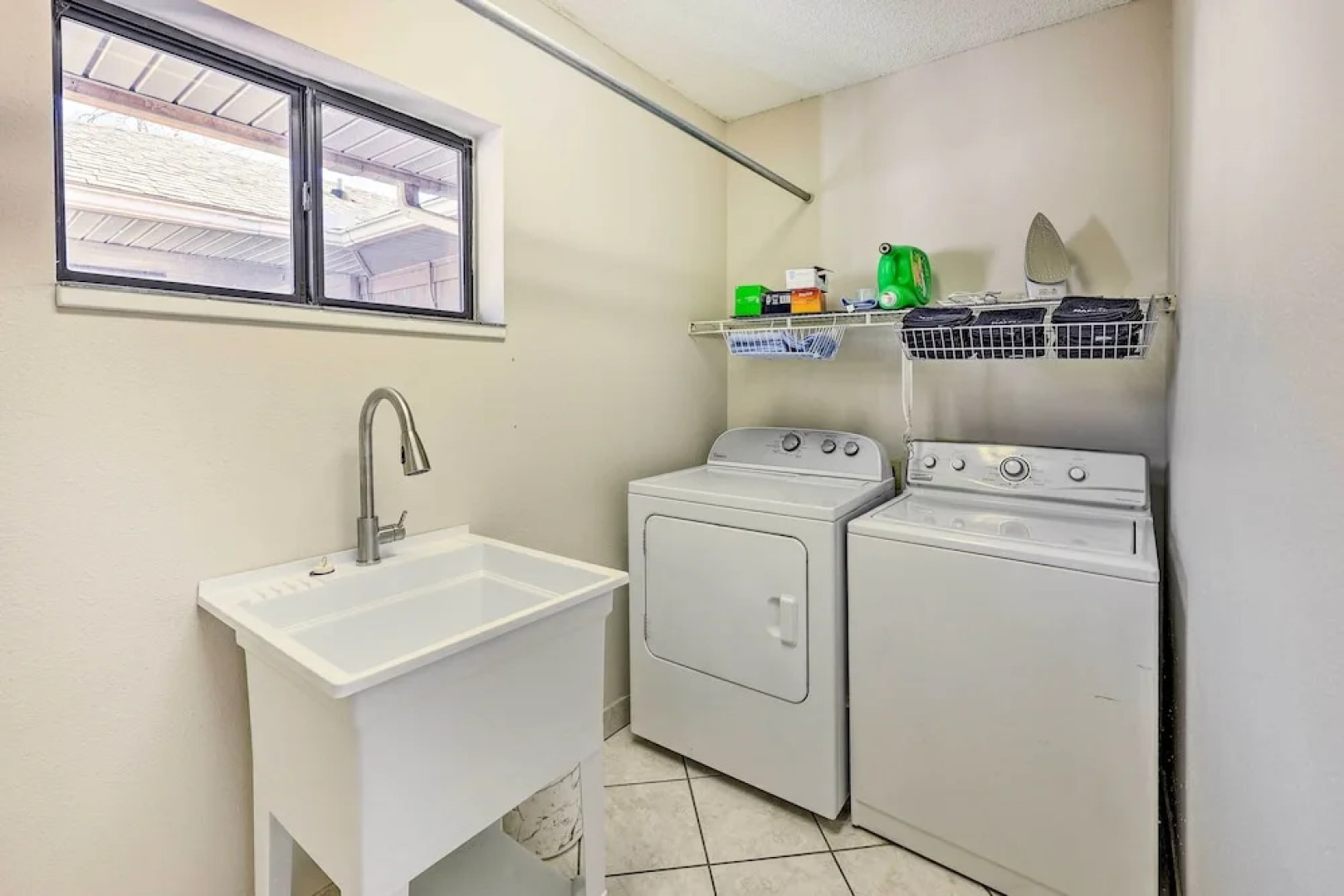 Private Pool: Lakefront Home in Hot Springs!