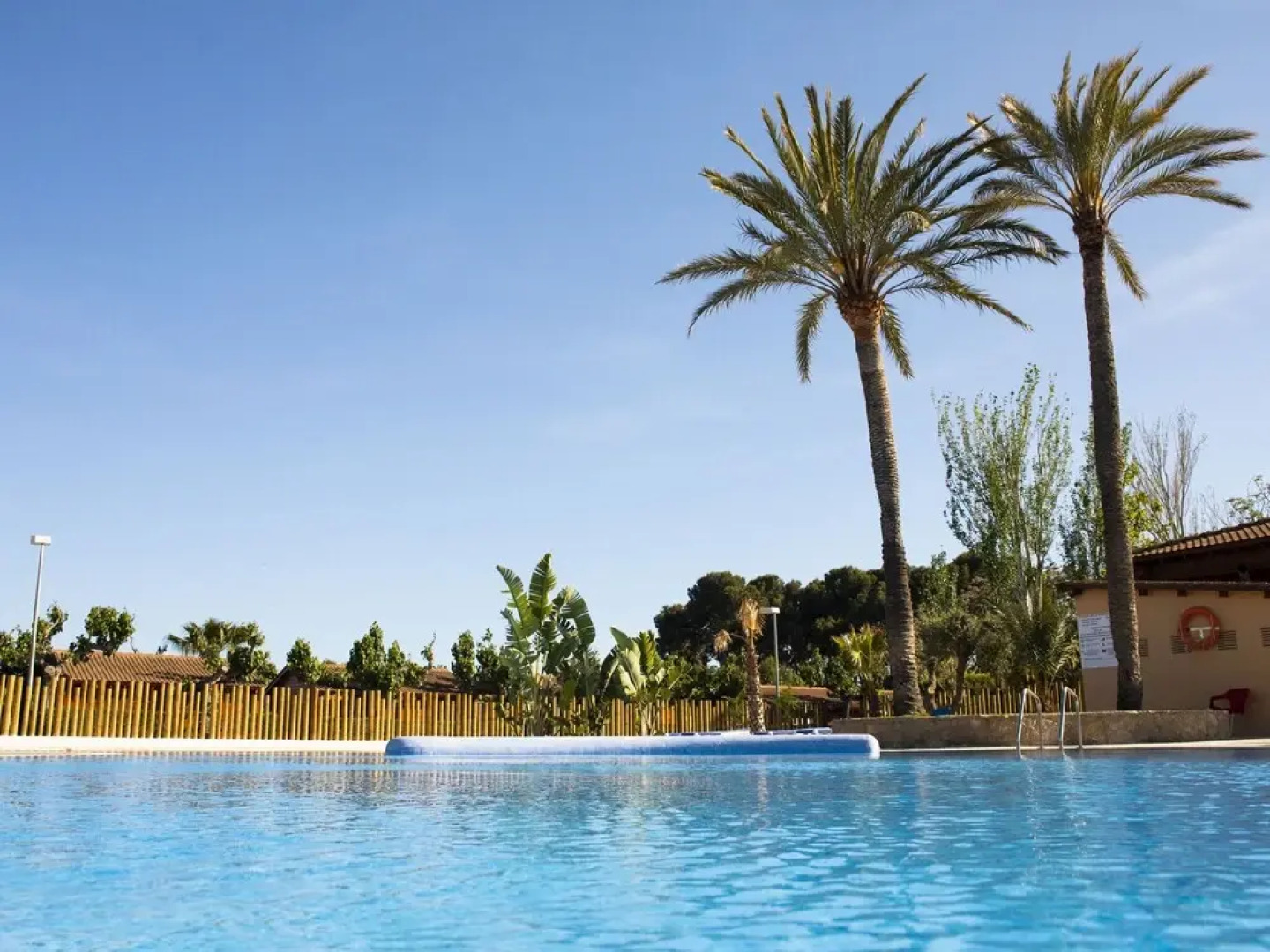 Attractive bungalow with a covered terrace, 1 km. from beach