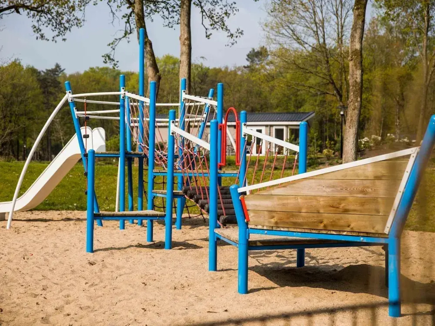 Modern chalet with a dishwasher, located in Park De Veluwe