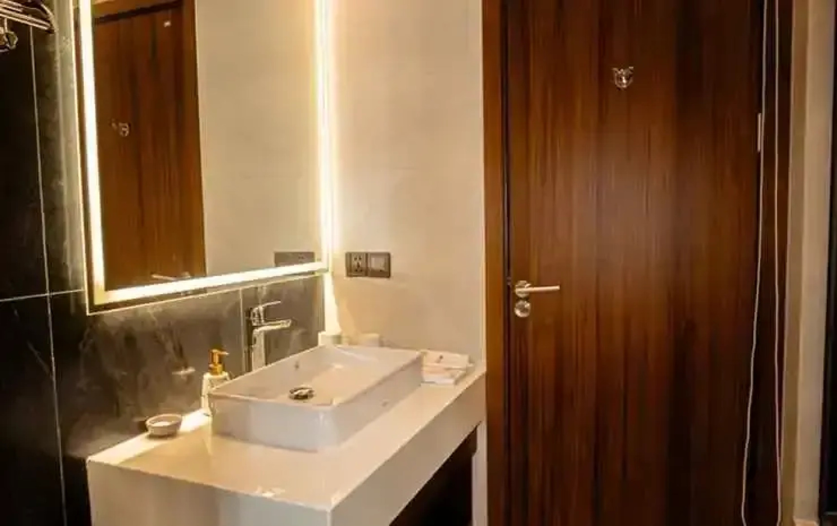 Hotel Trí Lê PREMIER