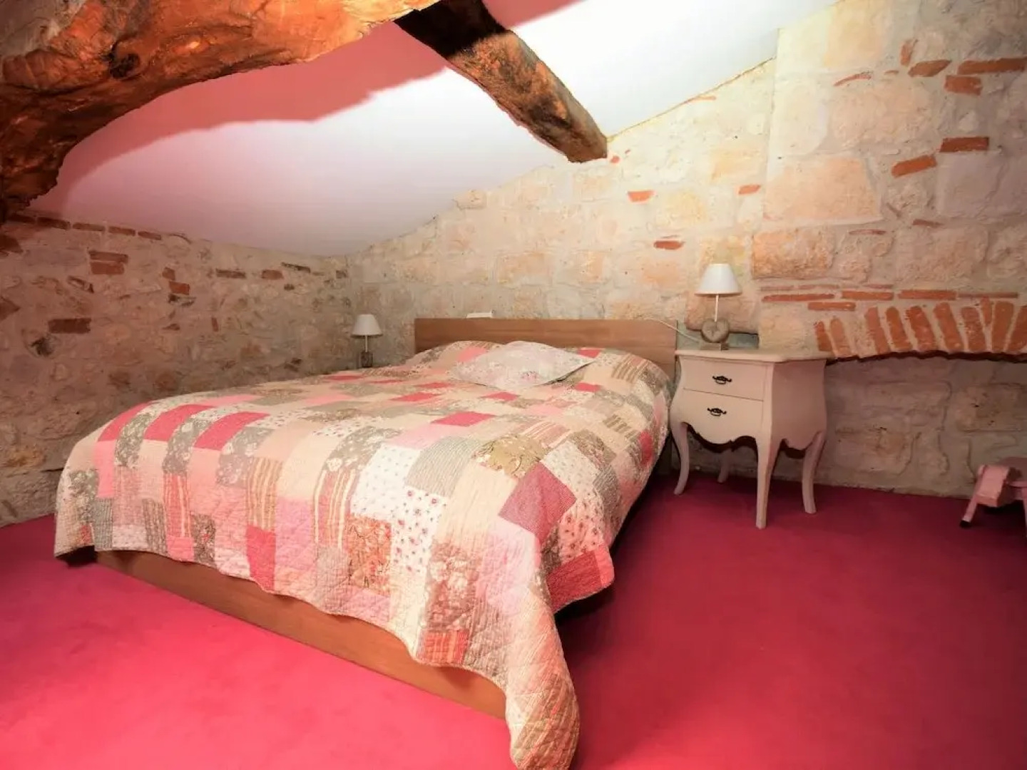 Authentic Castle in Bon-Encontre with Open Kitchen