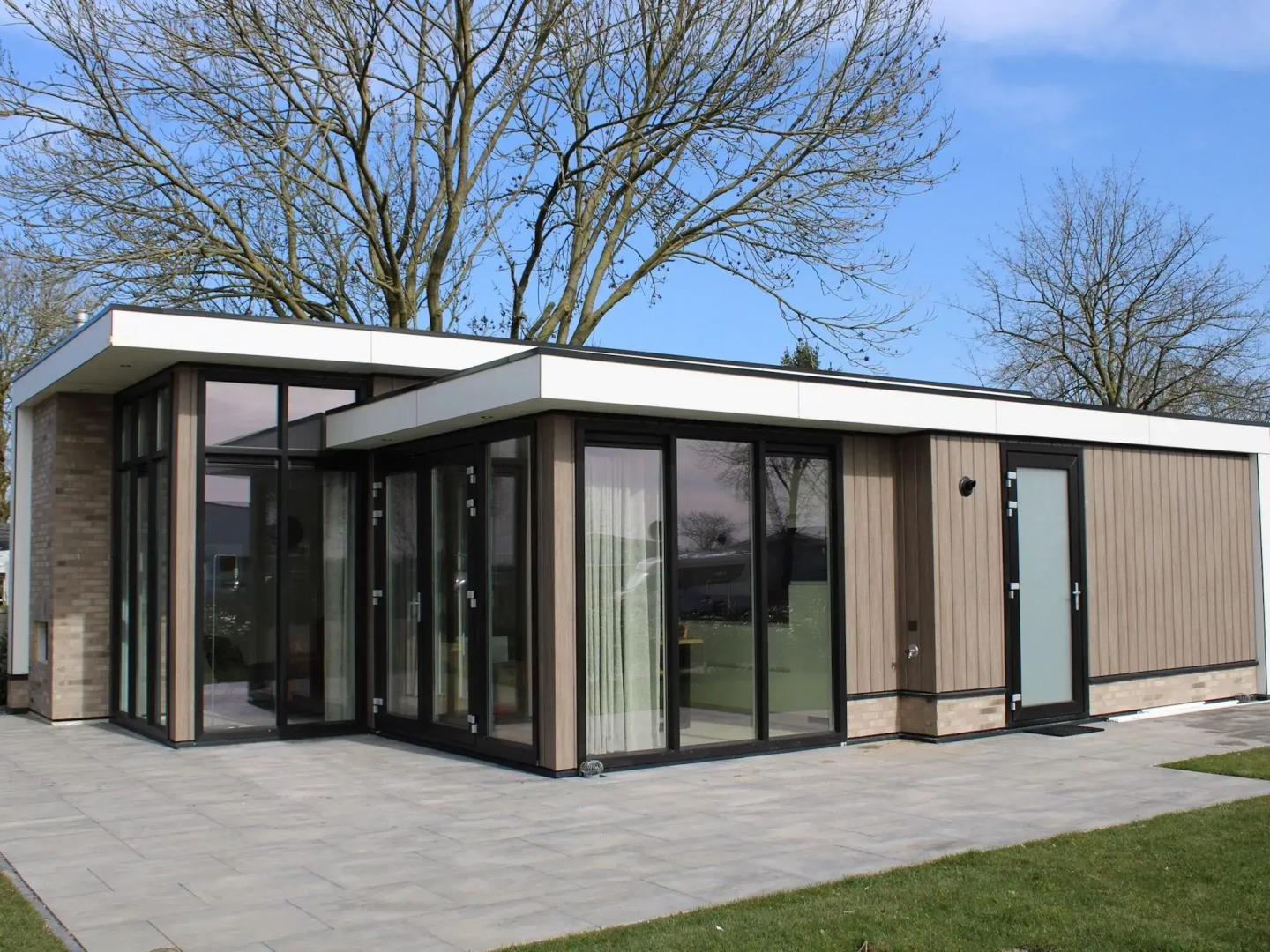 Wellness chalet with a sauna, in a holiday park directly on a recreational lake