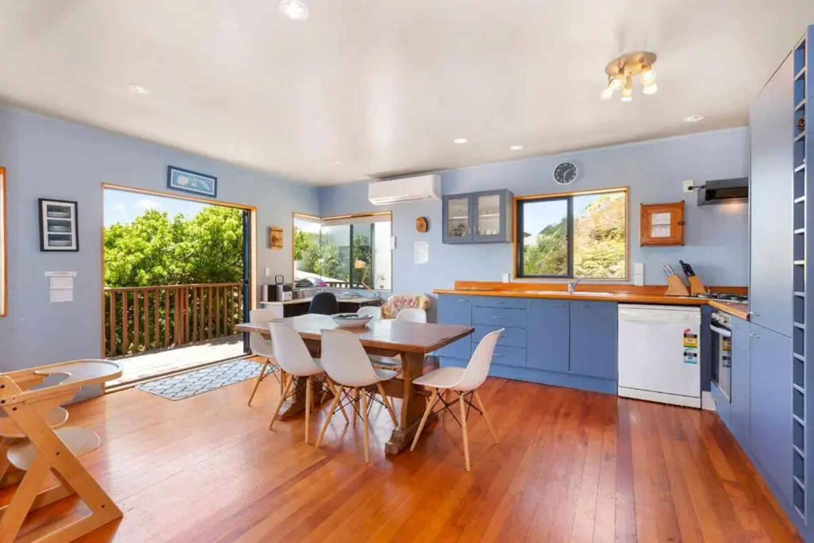 The Big Round Window - Raglan Holiday Home