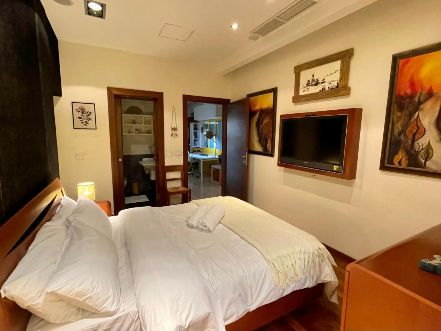 Valletta Collection - Merchant Str Apartment with large yard