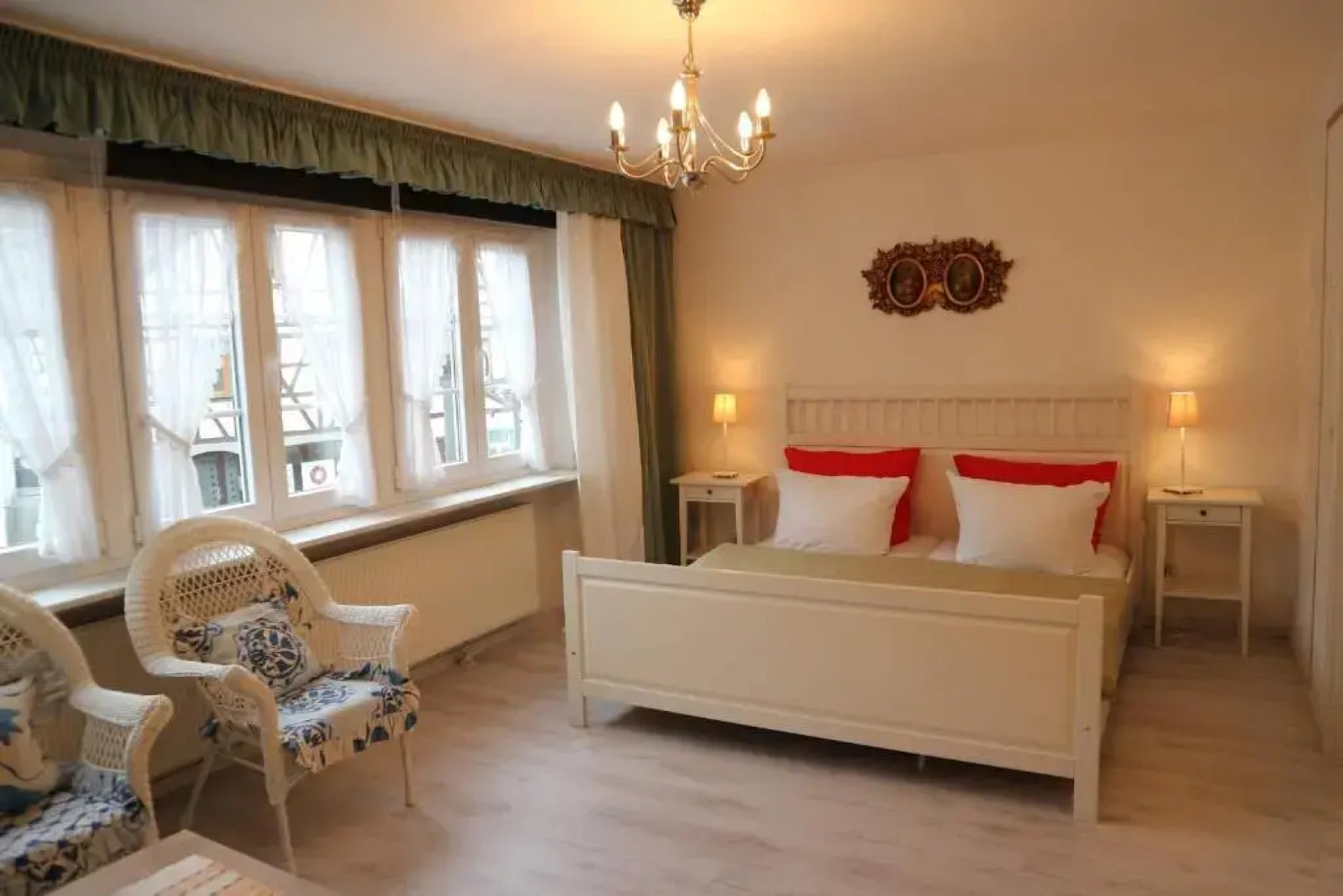 Winzerhäuschen am Brunnen