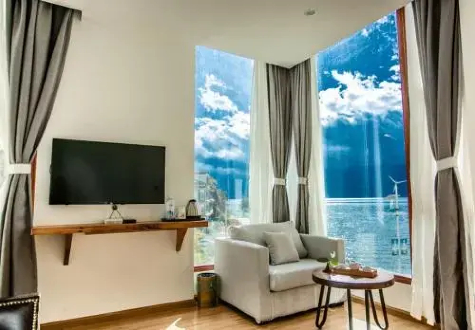 Little cat yi  sliver Empire Seaview Inn