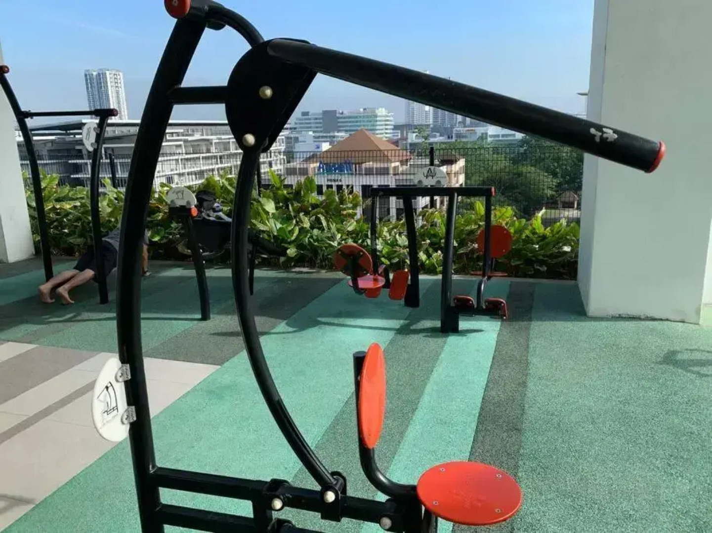 Paradise City Holiday (Netflix+Sanitize) 4