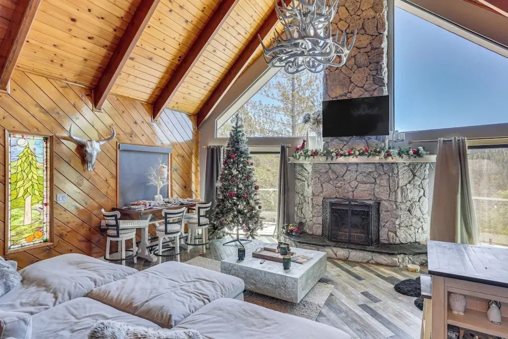Lake Arrowhead Cabin w/ Hot Tub & Mountain Views!