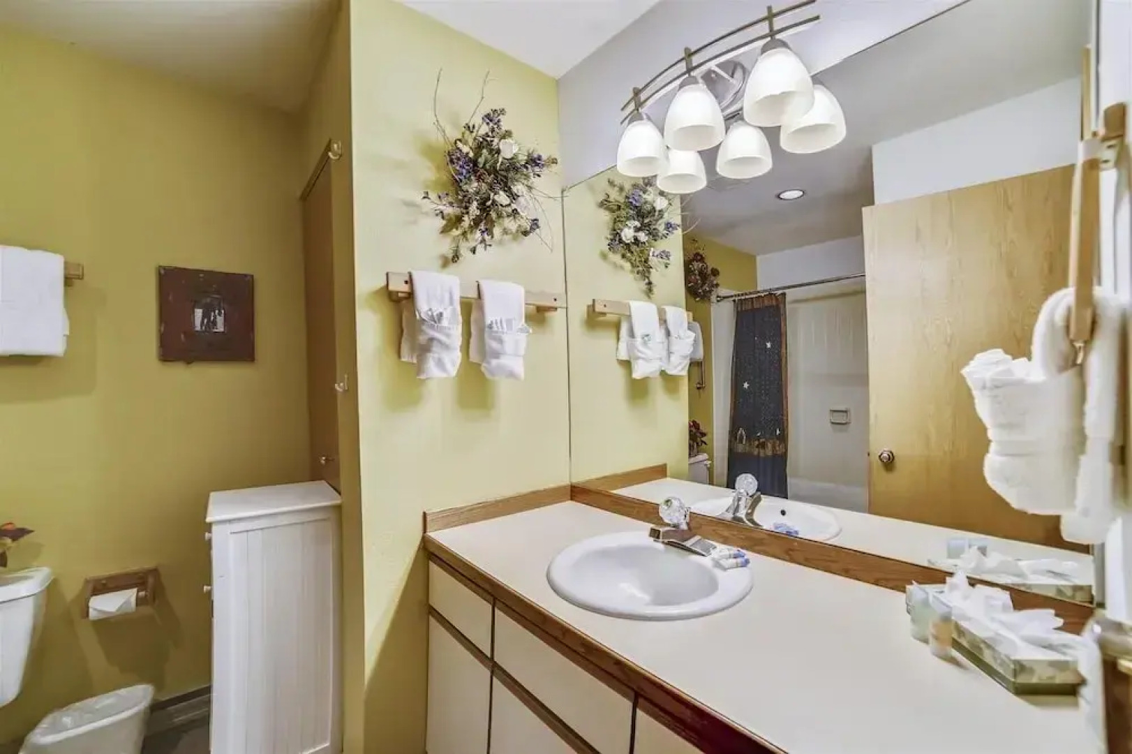 Cedar Lodge  309 Studio Bedroom Condo by RedAwning