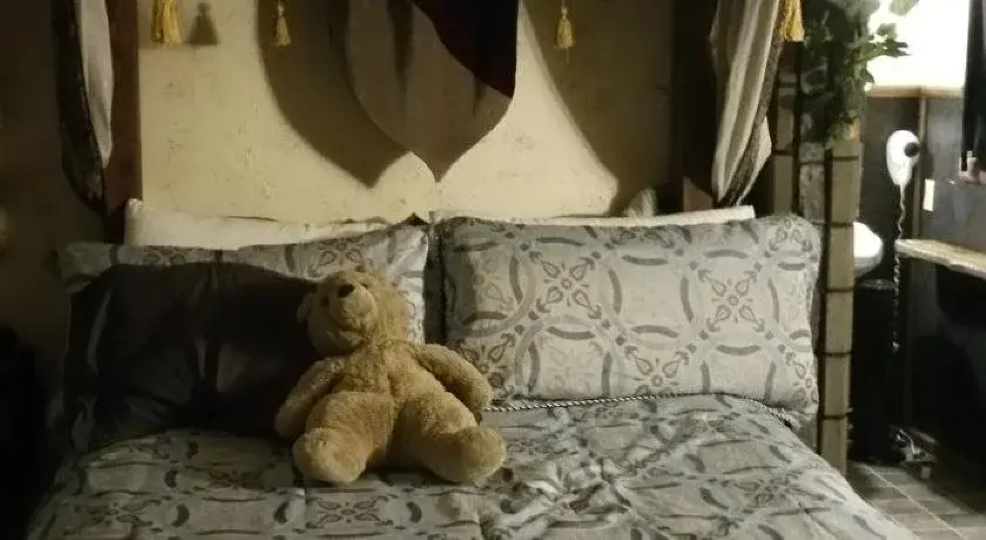 Castle Wood Theme Cottages- COUPLES ONLY