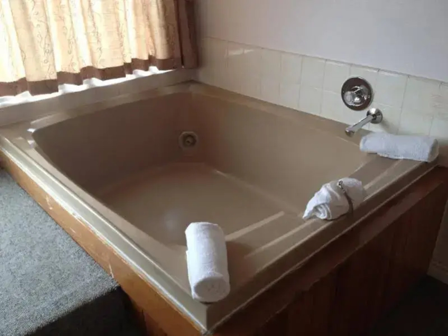 Cozy Cove Beachfront Resort Inn