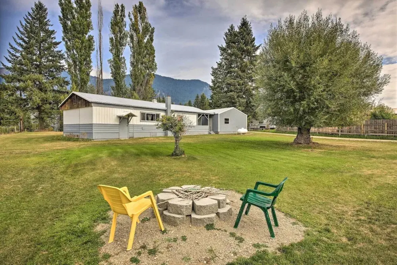 Woodsy Riverfront Retreat in Trout Creek Montana!