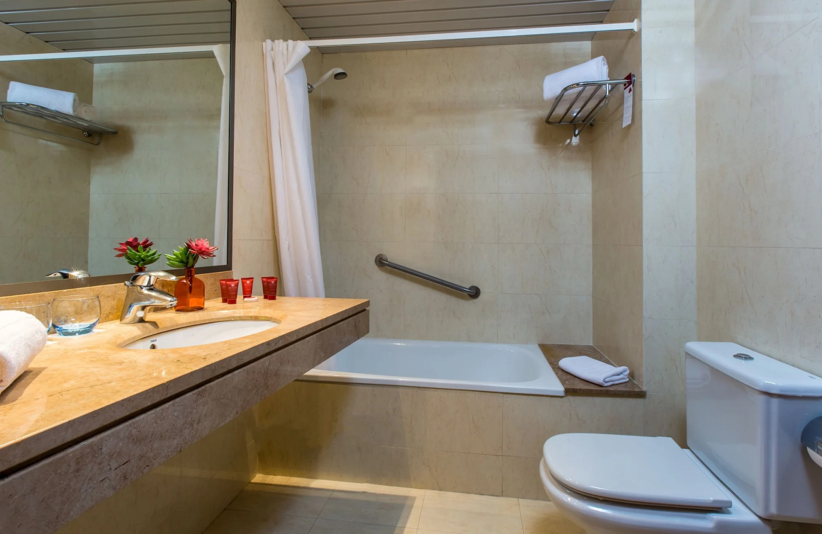 Отель Leonardo Hotel Barcelona Gran Via