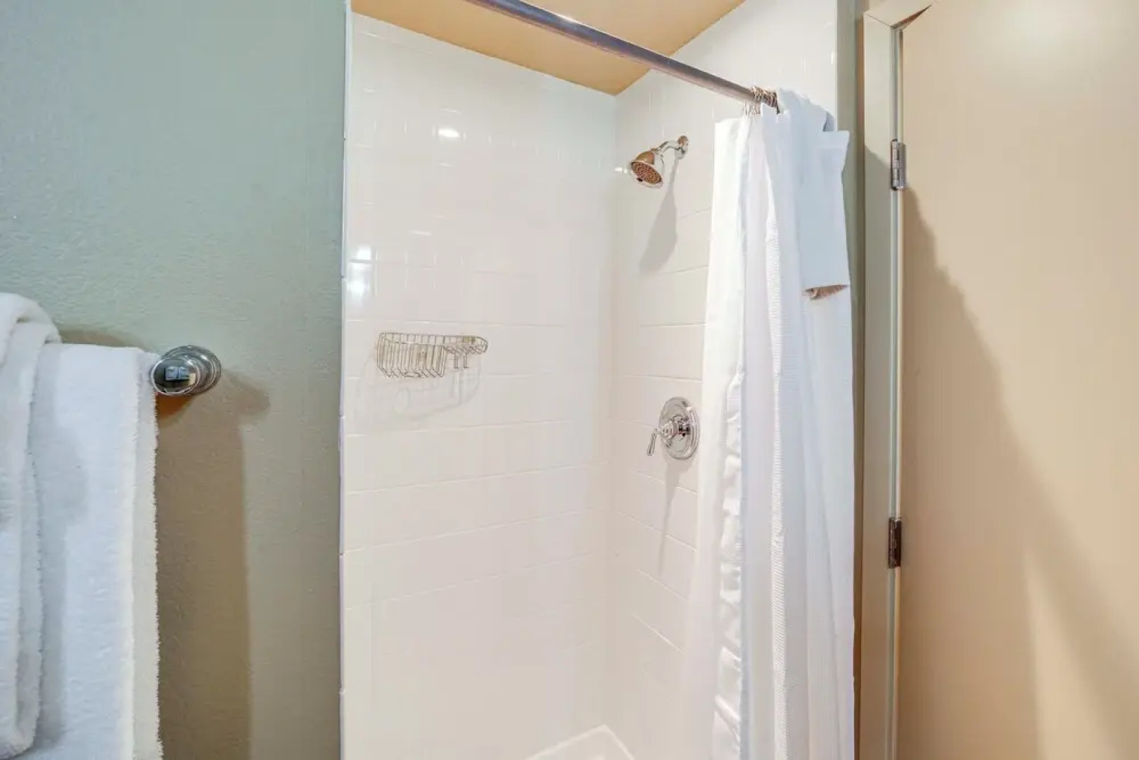 Steps to Lake Chelan: Condo w/ Resort Amenities!