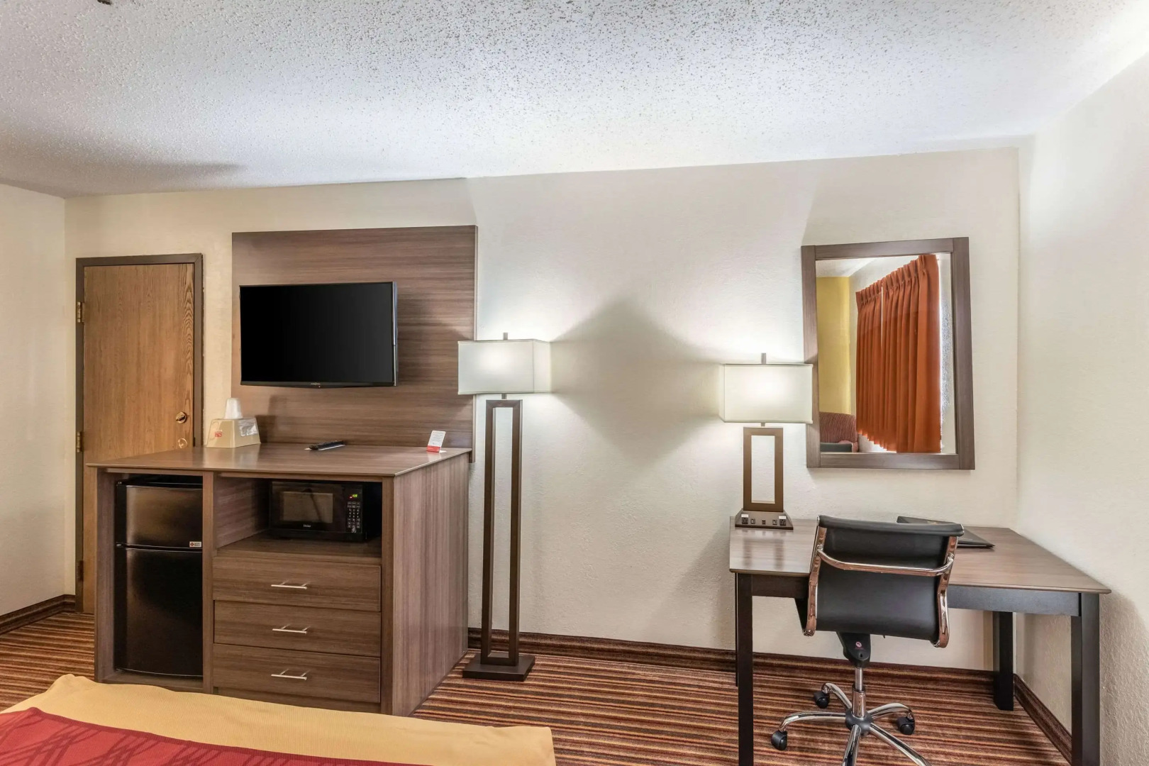 Econo Lodge Inn & Suites