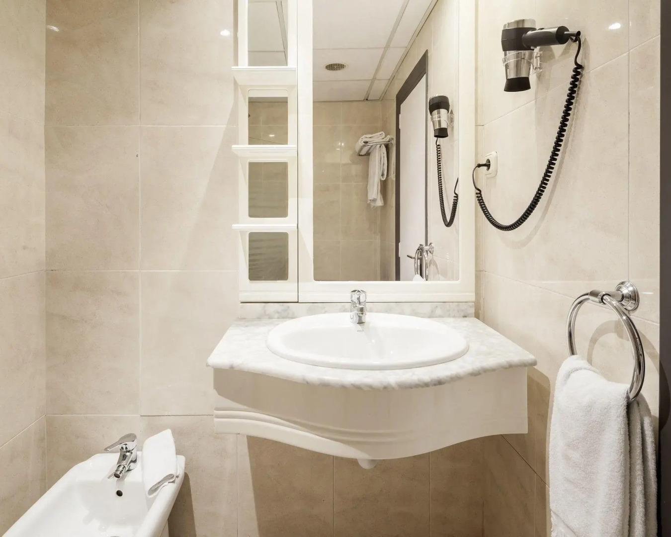 Отель Ilunion Bilbao