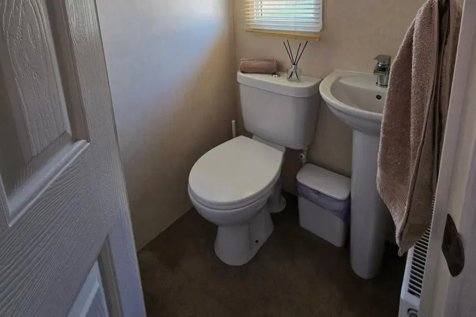 Cariad Bach 64 Dinas Cross