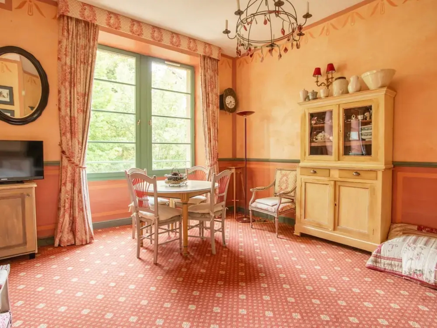 Studio with pool in garden Park, naerby spas and views at the Mont Ventoux.