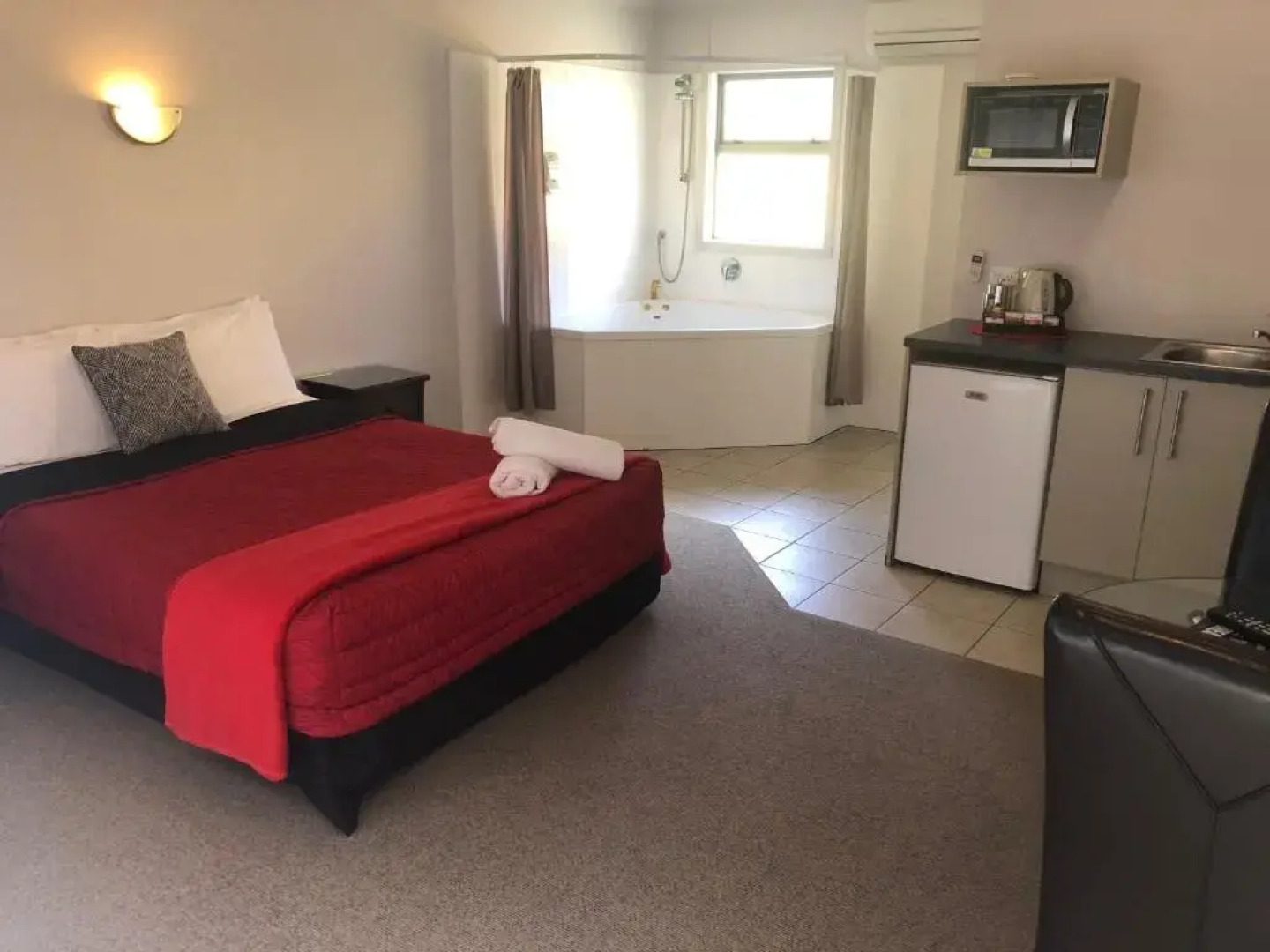 Absolute Lakeview Motel