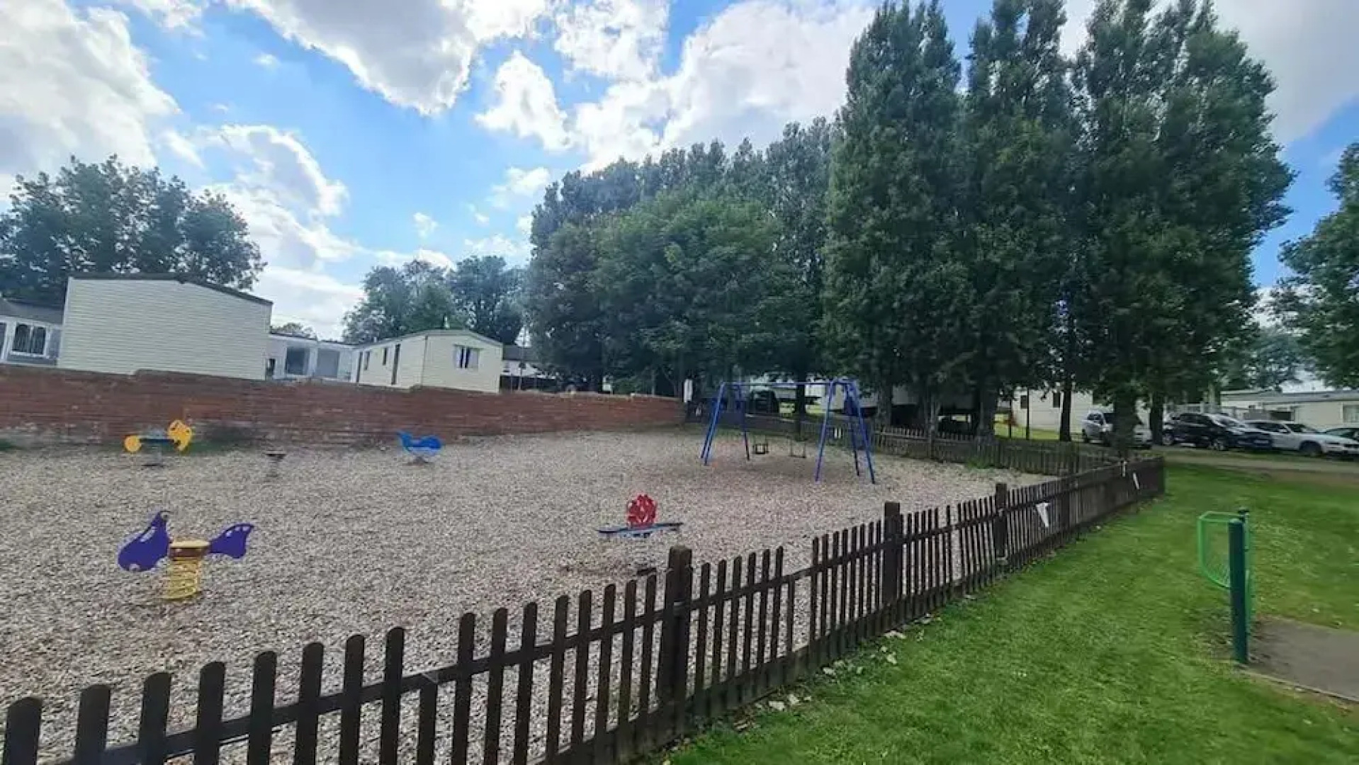 3-bed Cabin, Sleeps 6 With Pool & 5 Mins to Beach