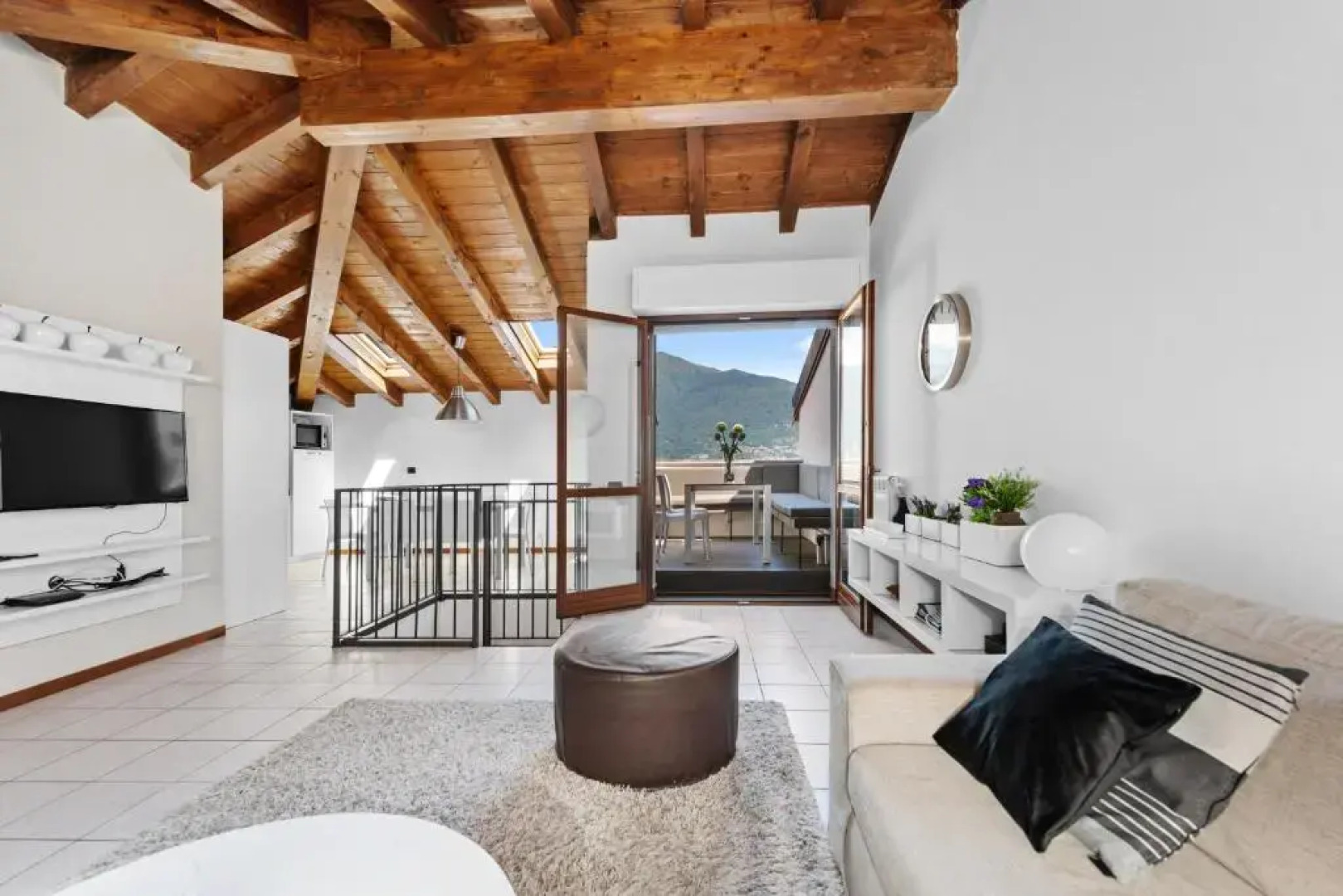 CasaCamelia 35, 3 BDRM with view Lake Como