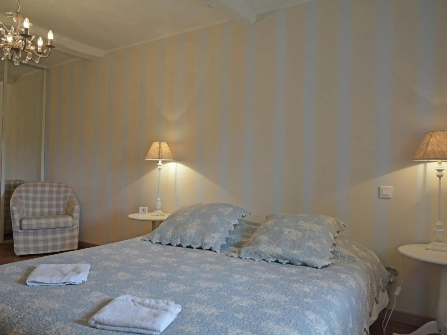 Spectacular Villa in Viols-en-laval With Swimming Pool