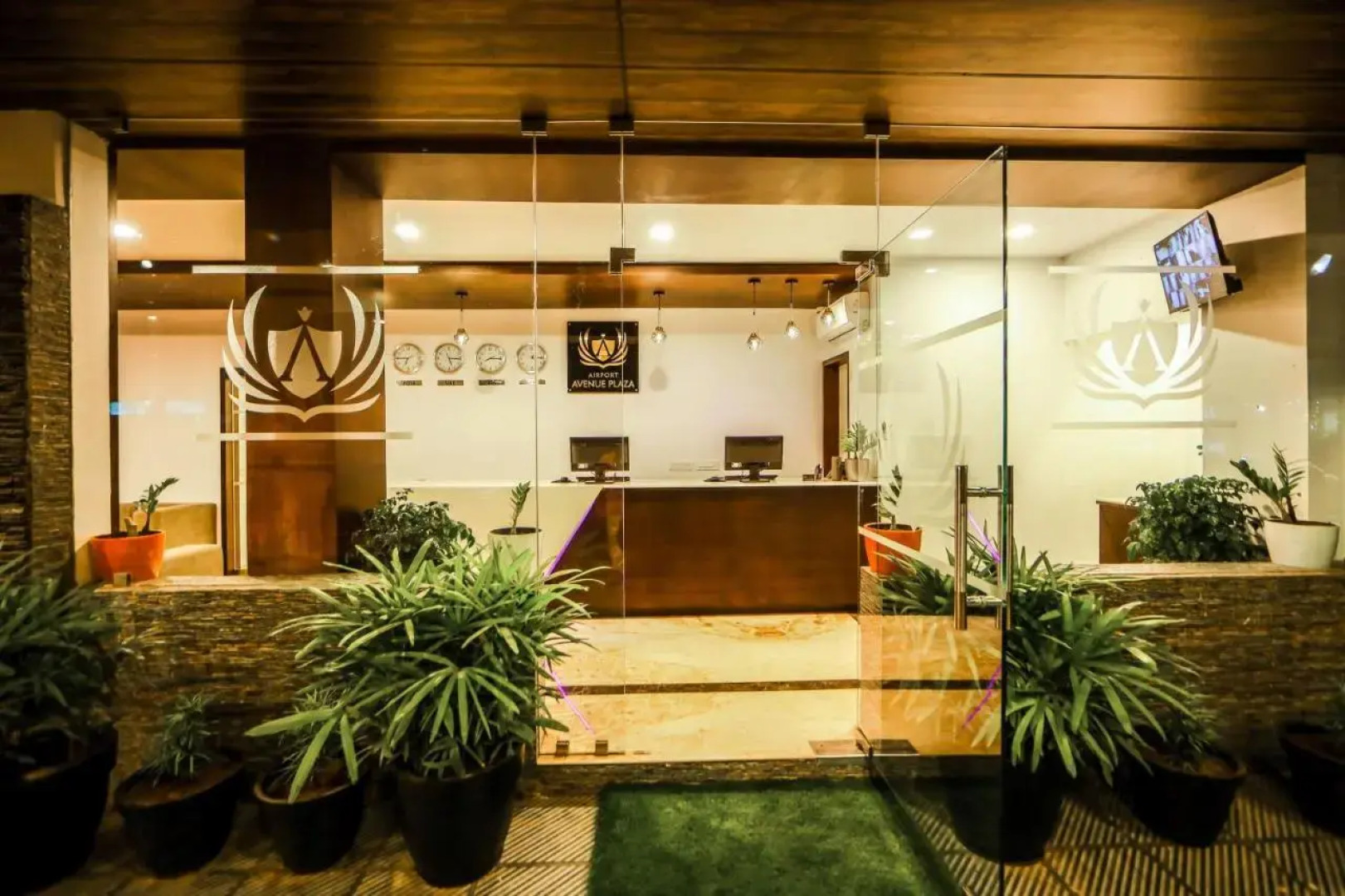 Airport Avenue Plaza