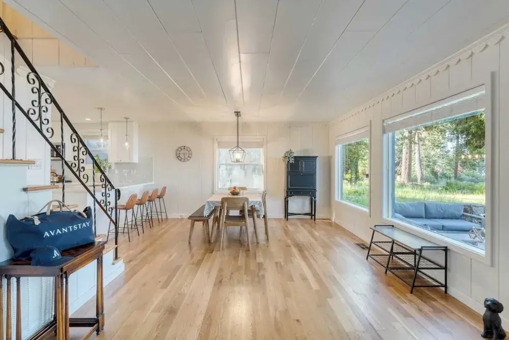 West Shore Lake House by Avantstay Ski Cabin w/ Backyard Sledding Hill!
