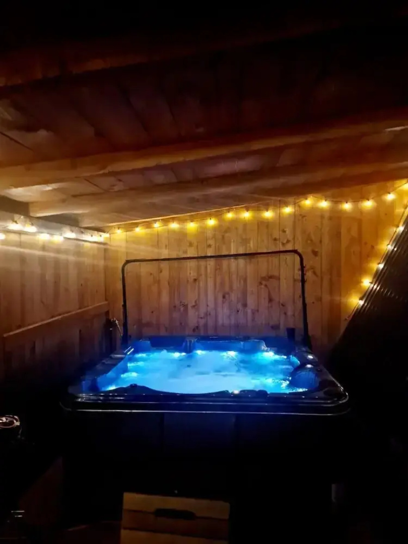 Bucovina-a-framehouse-hottub-fireplace-patio-wifi