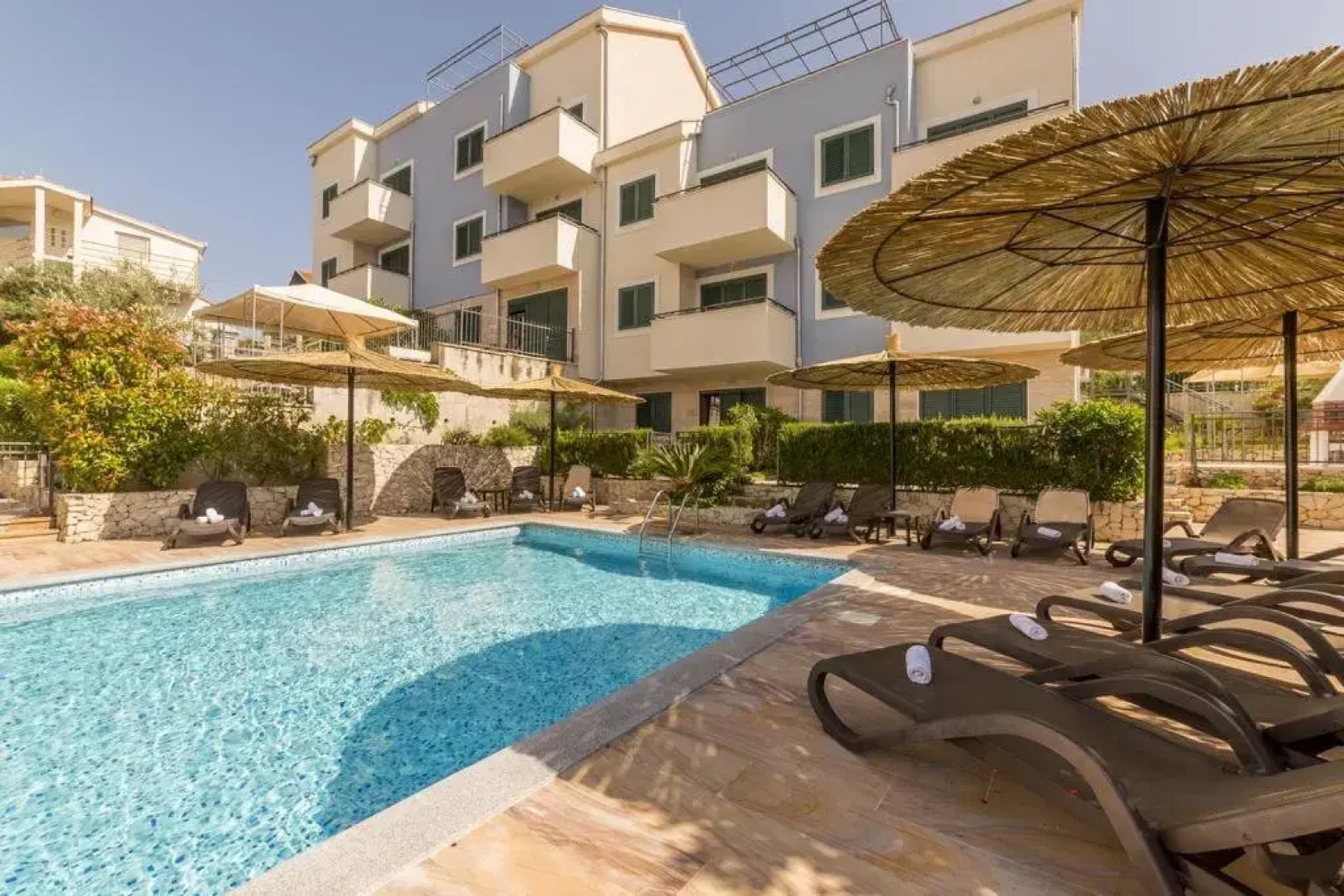 SeaEsta apartment Pool and Beach