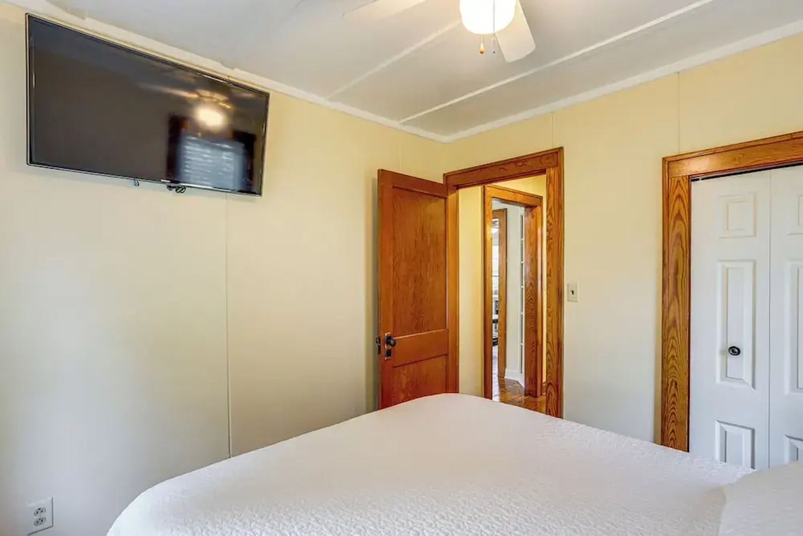 Walk to Private Beach: Lake Erie Retreat w/ Yard!