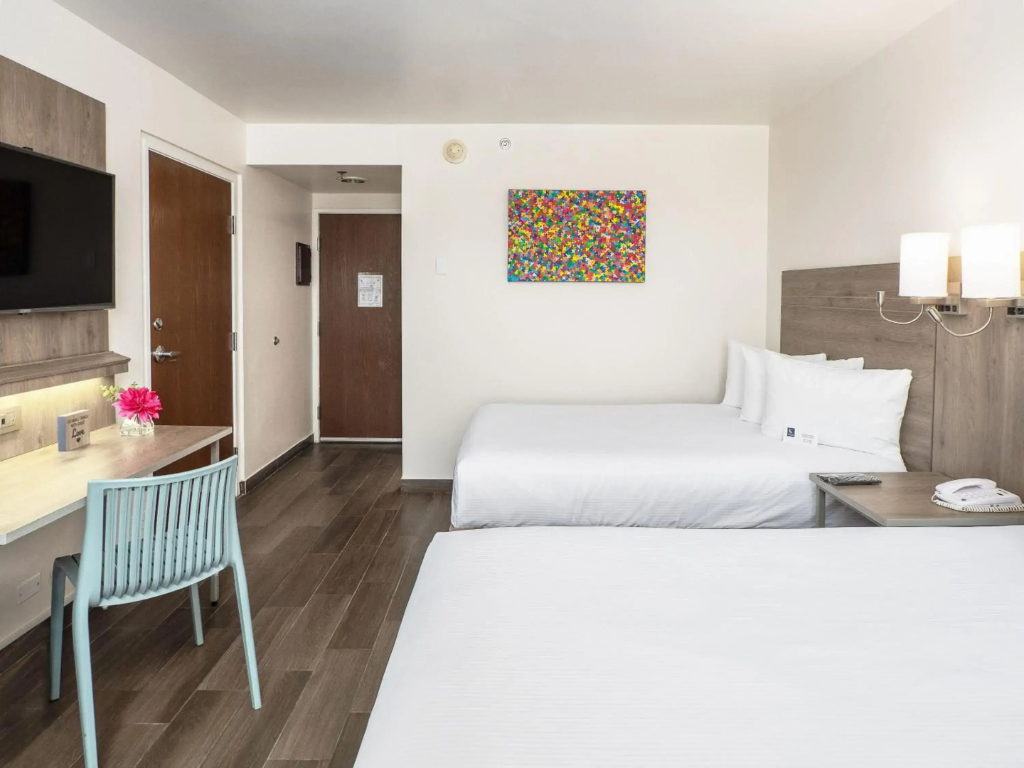 Hotel Mesaluna Near American Consulate