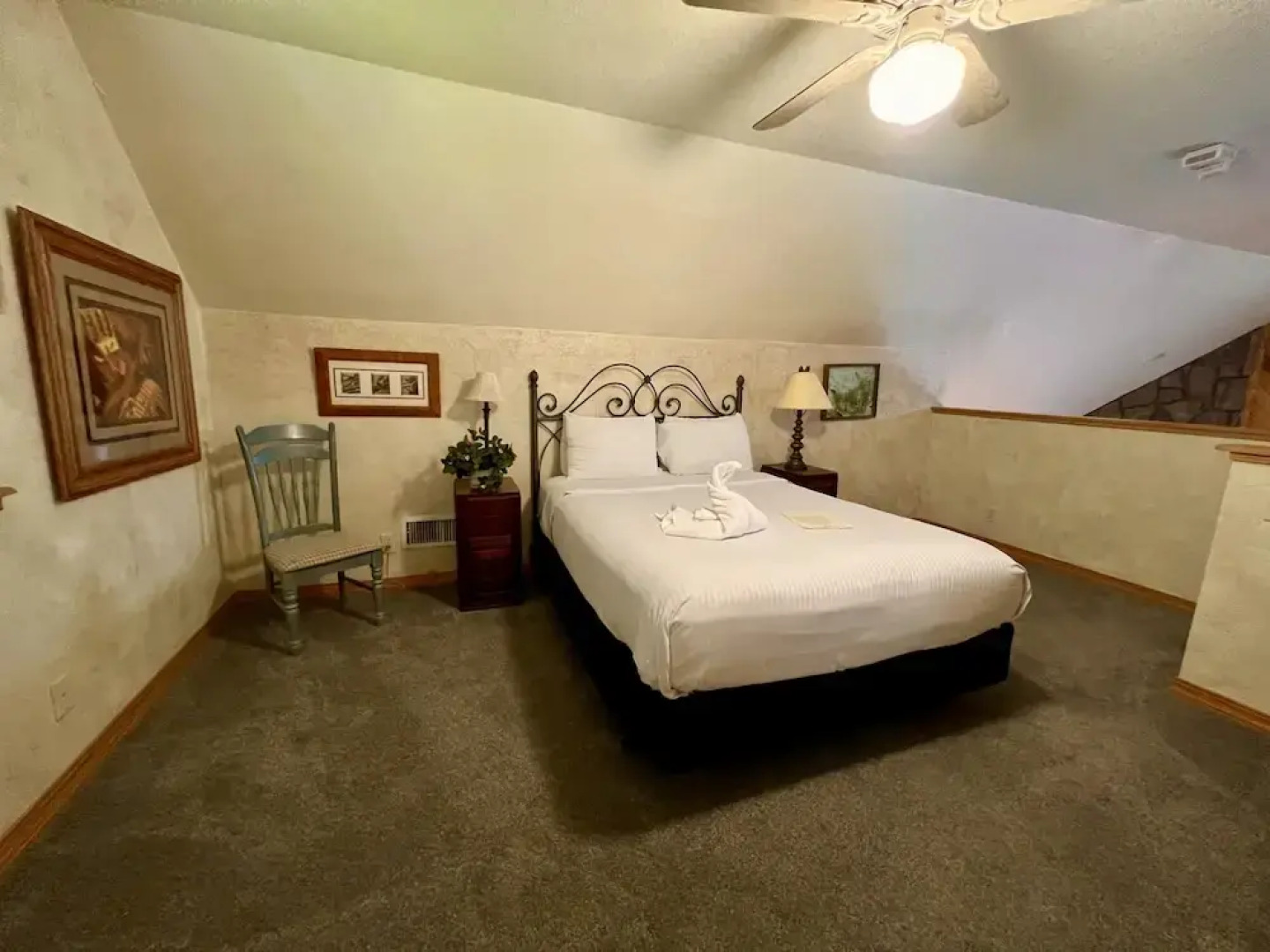 Luxury, loft, log-sided two bedroom Harbor North cottage on Lake Ouachita. by RedAwning