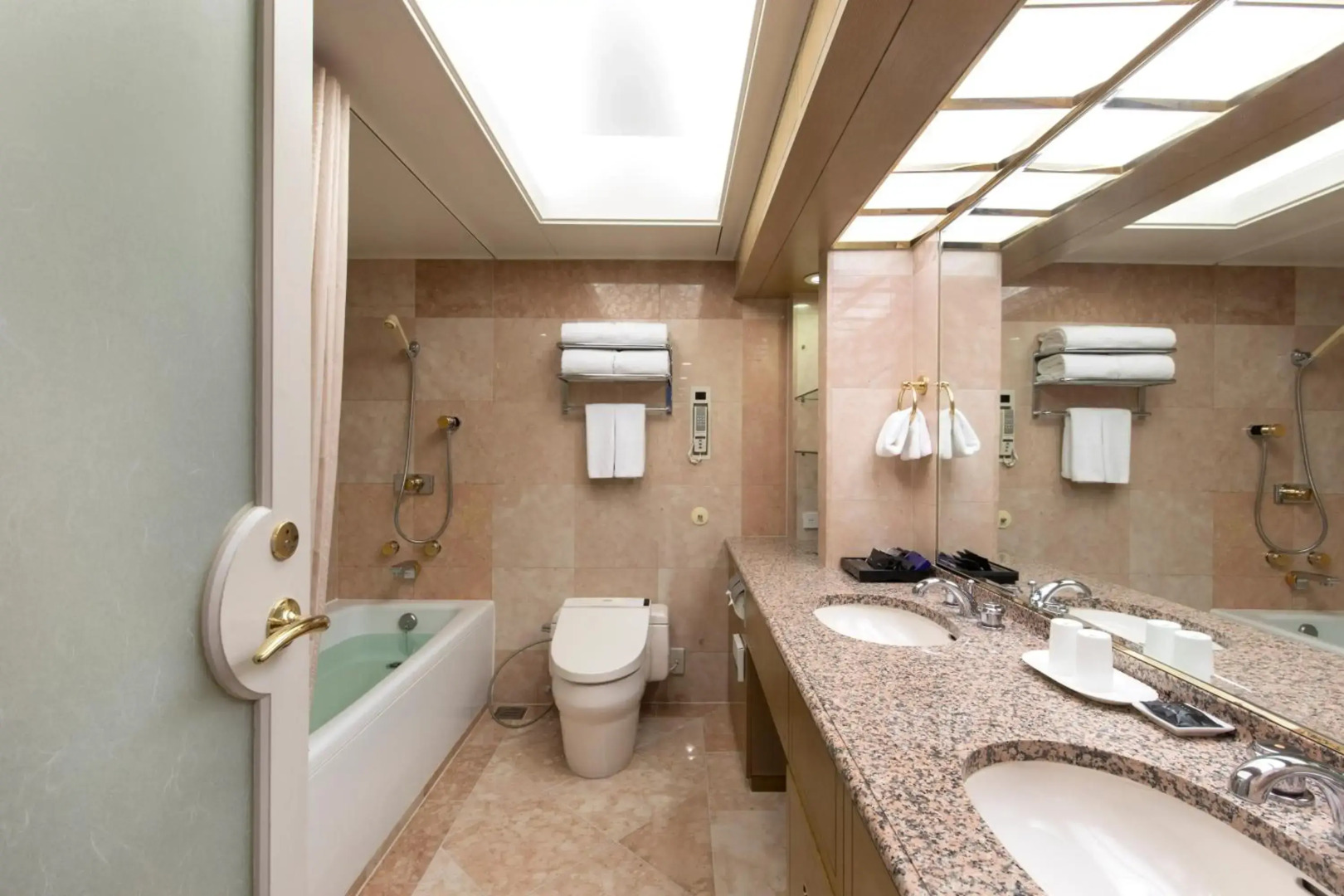 Hotel New Otani Tokyo, The Main