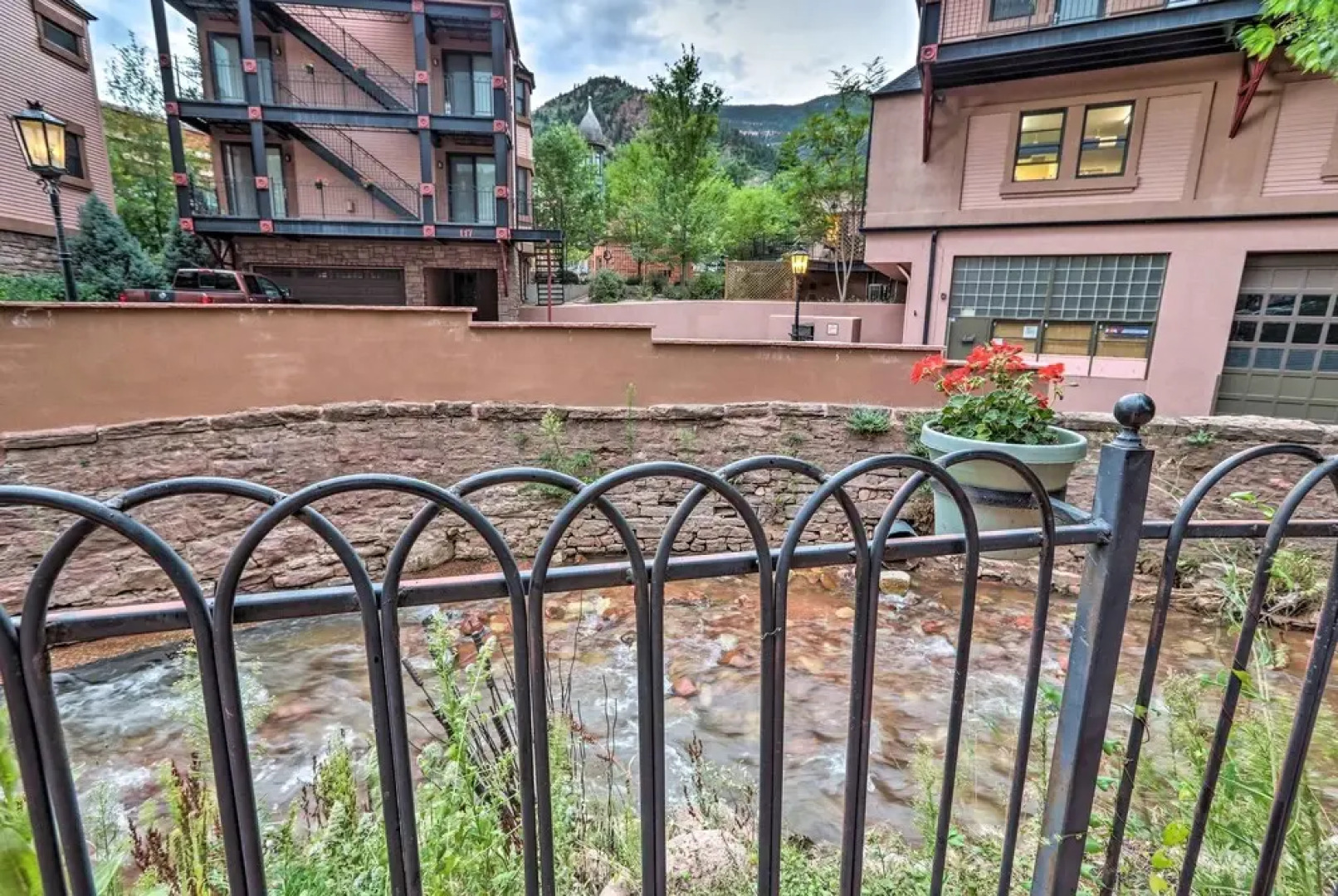 Downtown Manitou Springs Home: Tranquil Creek View