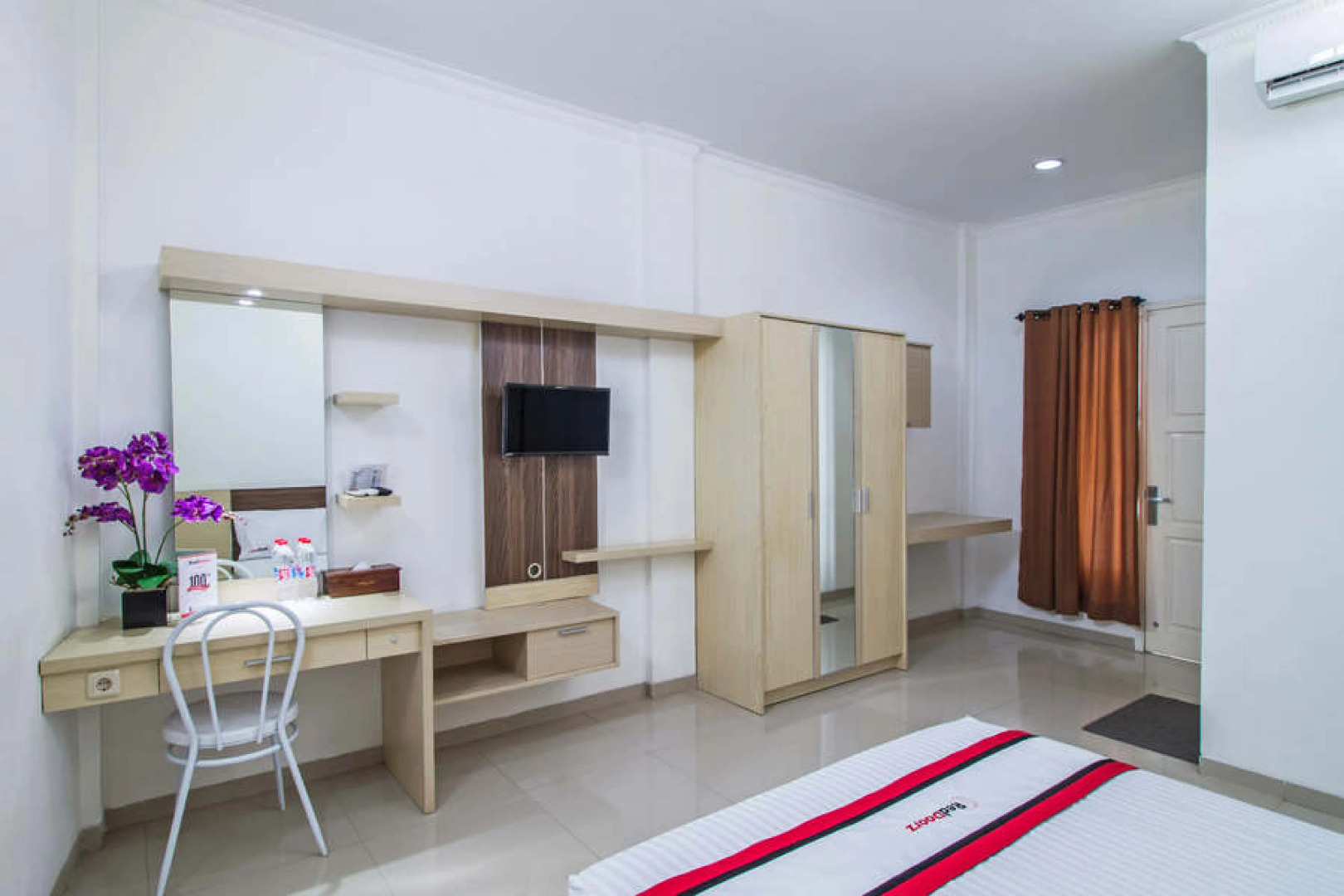 RedDoorz @ Jatiwaringin