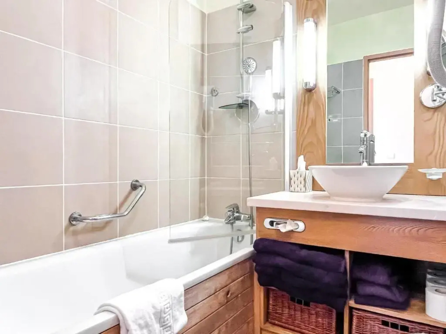 Bright, spacious South-facing 1-bedroom apartment